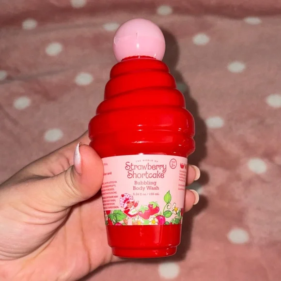 Strawberry Shortcake Gift Set (Claw Clip, Body Wash, Candle, Bag) - Picture 6 of 10